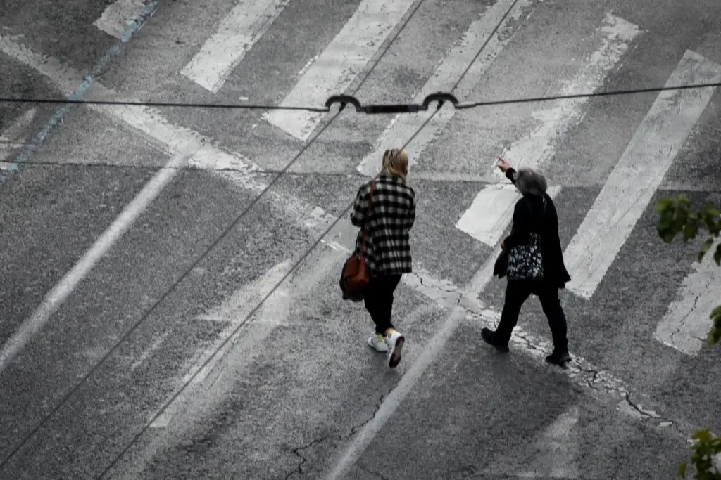 Περισσότερες από 1.700 νέες μολύνσεις στην Αττική – Θεσσαλονίκη και Λάρισα “βράζουν” από κορονοϊό