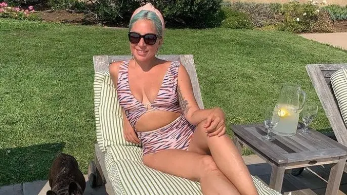 Η Lady Gaga ποζάρει ολόγυμνη για το εξώφυλλο της βρετανικής Vogue (pic)