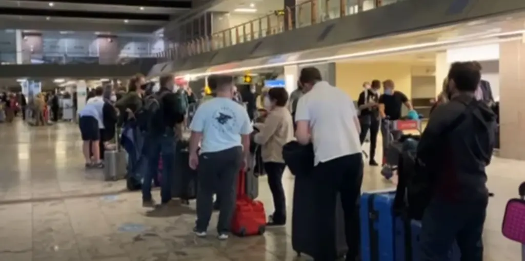 “Χαμός” στο αεροδρόμιο του Γιοχάνεσμπουργκ – Φεύγουν άρον άρον οι πολίτες λόγω της μετάλλαξης Μποτσουάνα (vid)