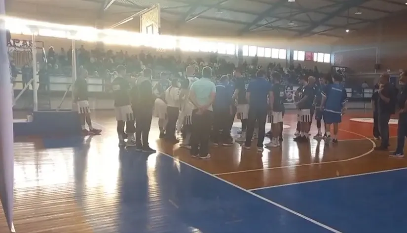 Σοκάρει τραυματισμός μπασκετμπολίστα στη Νάξο – Σωριάστηκε στο παρκέ μετά από δυνατή σύγκρουση (vid)