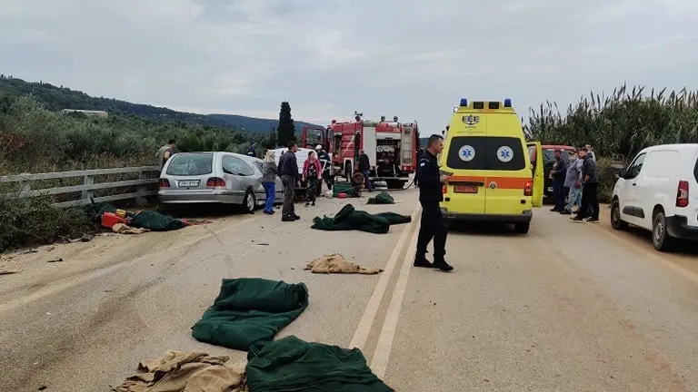 Νεκροφόρα συγκρούστηκε με βαν στη Μεσσηνία – Νεκρή μία γυναίκα (pics)
