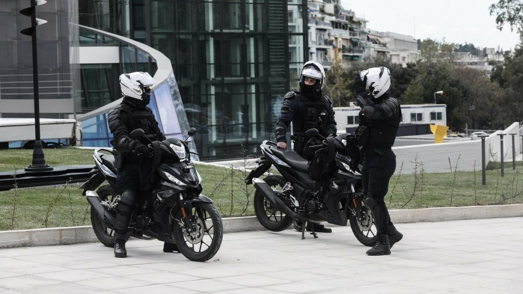 Ρομά επιτέθηκαν με πέτρες σε αστυνομικούς στο Μενίδι