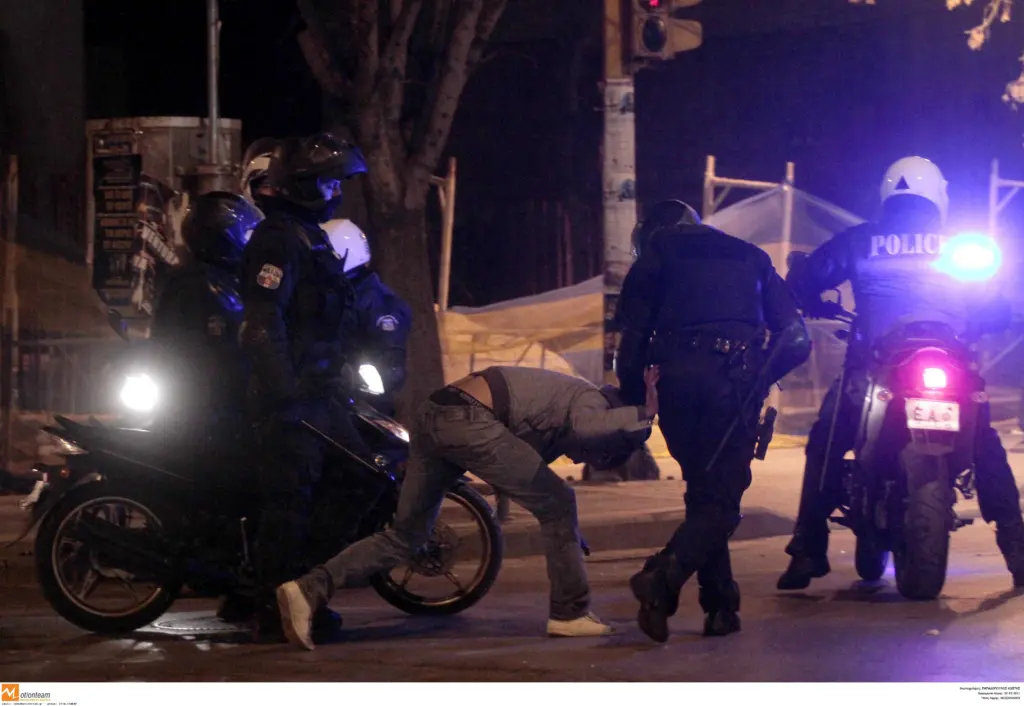Καταδίκη 18χρονου για τα επεισόδια έξω από το γήπεδο της Τούμπας – Πέταξε πέτρα σε αστυνομικό