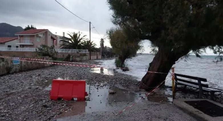 Η θάλασσα έγινε ένα με τη στεριά – Εικόνες καταστροφής από την κακοκαιρία στην Πάτρα (pics&vids)