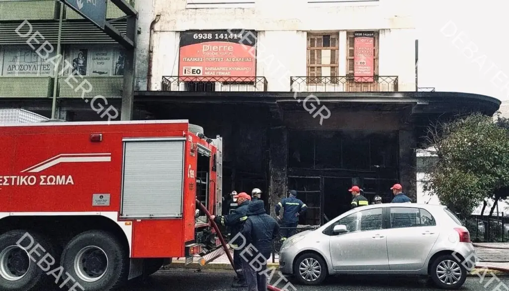 Υπό έλεγχο η πυρκαγιά σε κατάστημα στρωμάτων στον Πειραιά (pics)