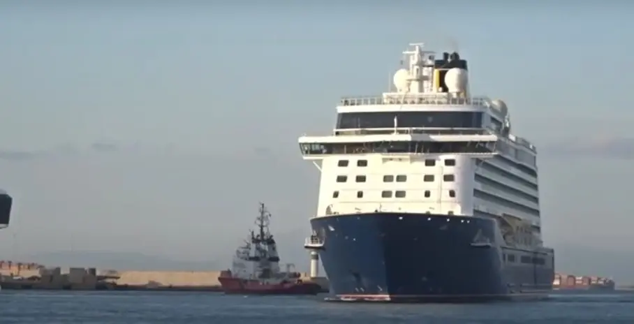 Έφτασε στον Πειραιά το “θηριώδες” κρουαζιερόπλοιο Spirit of Discovery (vid)