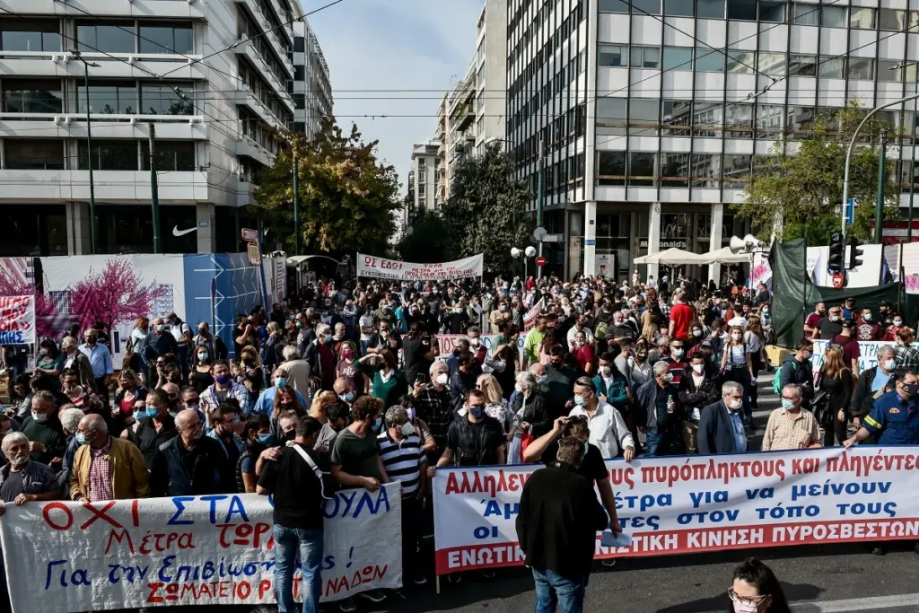 “Διεκδικούμε να μείνουμε στον τόπο μας” – Συλλαλητήριο των πληγέντων στο Σύνταγμα (pics)