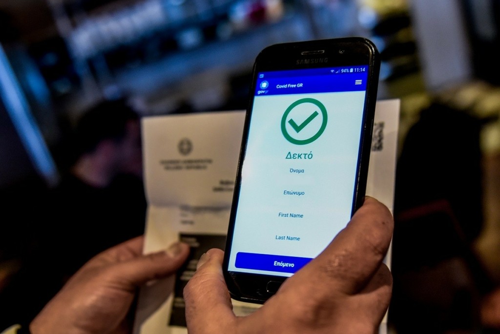 Με τη σχολική κάρτα η είσοδος των μαθητών σε καταστήματα και εστίαση – Τι αλλάζει (vid)