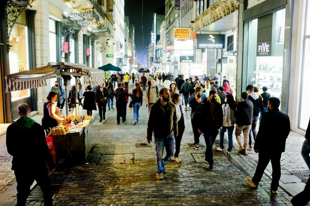 Ποια νέα μέτρα εξετάζει η κυβέρνηση για τον περιορισμό του κορονοϊού – Ο διπλός στόχος τους