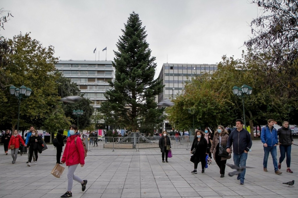 Μάσκα στους εξωτερικούς χώρους και τηλεργασία για την ανάσχεση του κορονοϊού – Σημαντική για το “τείχος” ανοσίας η τρίτη δόση (vid)