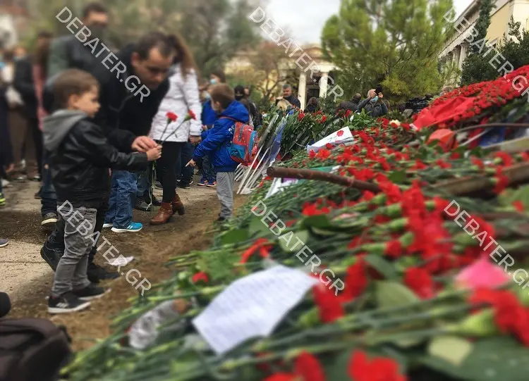 Πλήθος κόσμου στο Πολυτεχνείο με γαρύφαλλα στα χέρια και ζωγραφιές από τα παιδιά (pics)