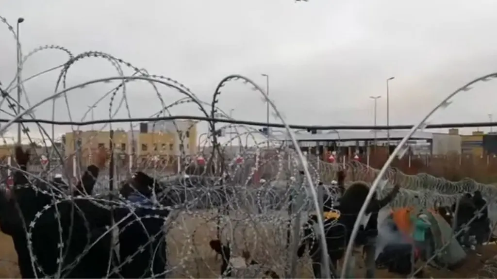 Μήνυμα του Πολωνού πρωθυπουργού στο NATO για την “κόλαση” στα σύνορα με τη Λευκορωσία (vids)