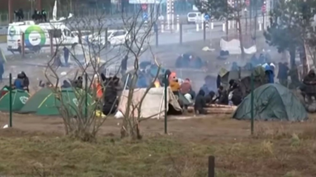 Η Λευκορωσία μετέφερε φορτηγά με μετανάστες στα σύνορα με την Πολωνία – Σφοδρές συγκρούσεις (vids)