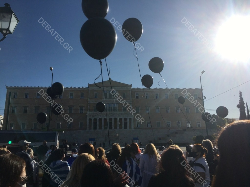 Συγκέντρωση διαμαρτυρίας των υγειονομικών στη Βουλή για την παράταση των αναστολών εργασίας (pics)