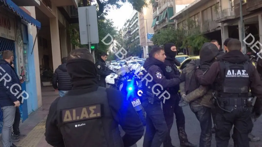 Πήγαν να κάνουν ριφιφί σε χρυσοχοείο – Πώς η προνοητικότητα των ιδιοκτητών “εγκλώβισε” τους διαρρήκτες (pics)