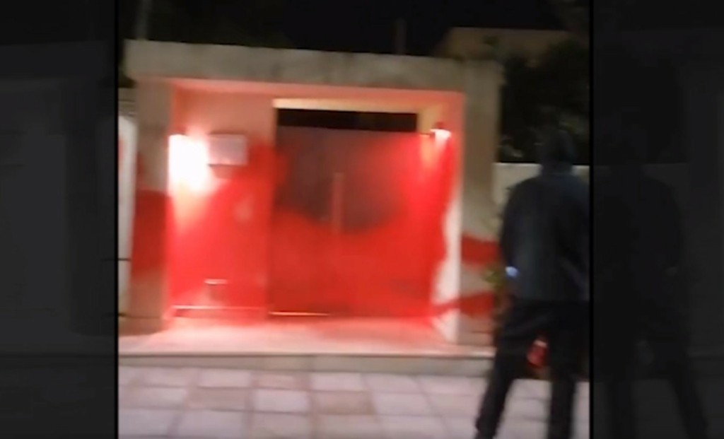 Παρέμβαση του “Ρουβίκωνα” στο σπίτι του Γιώργου Γεραπετρίτη – Πέταξαν μπογιές (vid)