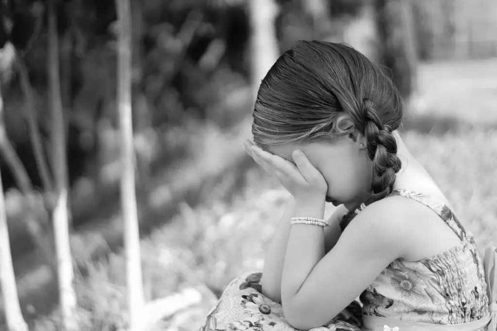 Ελεύθερος με περιοριστικούς όρους ο 29χρονος αστυνομικός που κατηγορείται για ασέλγεια στην 4χρονη κόρη του
