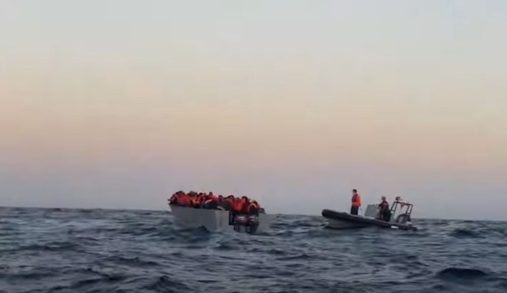 Διασώθηκαν 800 μετανάστες από το Sea Eye 4 και μεταφέρθηκαν στη Σικελία (vid)