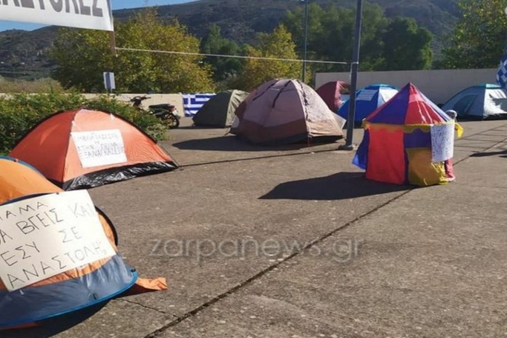 Ανεμβολίαστοι υγειονομικοί που βρίσκονται σε αναστολή έστησαν σκηνές έξω από το νοσοκομείο Χανίων (pics)
