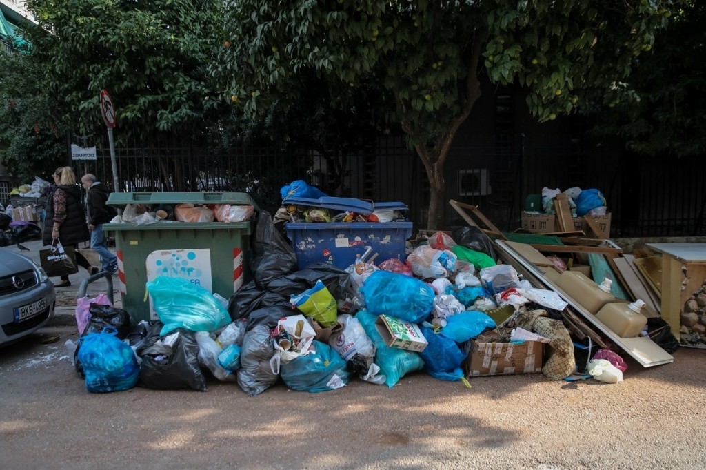 Πολίτης στη Θεσσαλονίκη πέταξε στα σκουπίδια σακούλα με χρυσαφικά – Του τα έδωσαν πίσω εργαζόμενοι της καθαριότητας