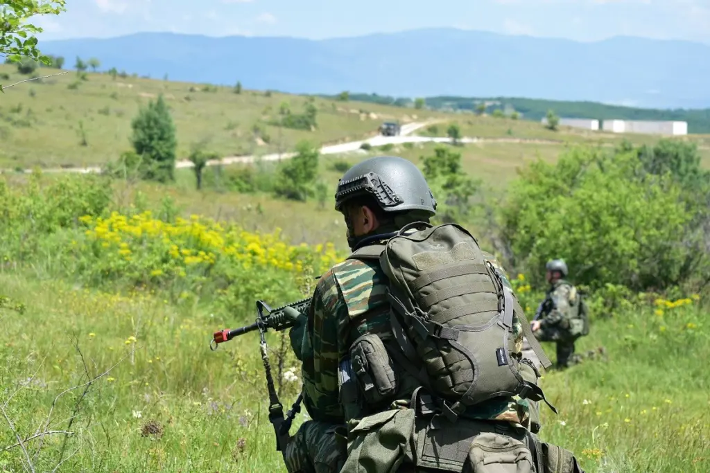 Θρίλερ με Έλληνα στρατιωτικό – Έστειλε πάνω από 100 δέματα με εξαρτήματα βαρέως οπλισμού στις ΗΠΑ (vid)