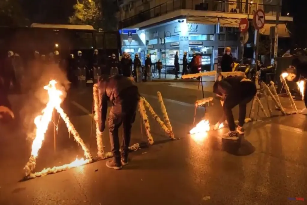 Ένα φλεγόμενο “Δεν ξεχνώ” στους δρόμους της Θεσσαλονίκης – Πορείες Κυπρίων φοιτητών έξω από το τουρκικό προξενείο