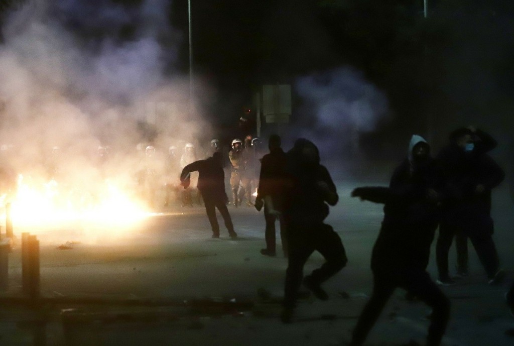 Άγριες “μάχες” και πετροπόλεμος στο Μενίδι μεταξύ Ρομά και αστυνομικών (vid)