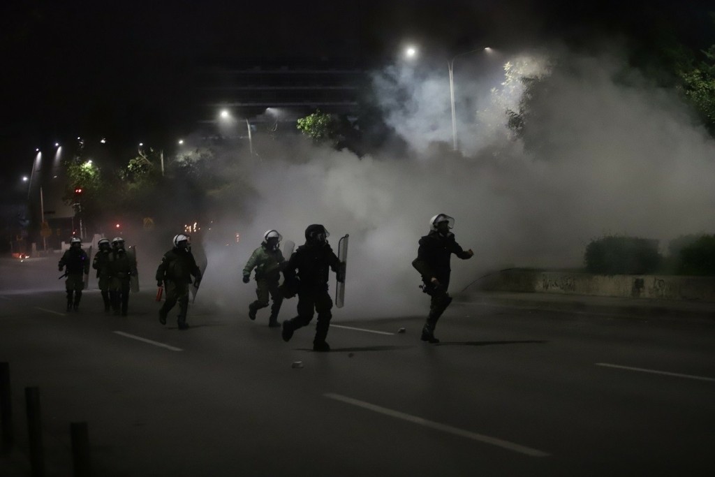 Πέντε συλλήψεις για τα επεισόδια στη Θεσσαλονίκη – Δεύτερος “γύρος” έντασης έξω από το Ιβανώφειο (vids)