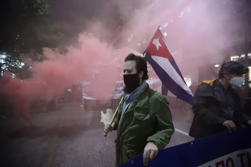 “Πεδίο μάχης” η Θεσσαλονίκη μετά την πορεία για το Πολυτεχνείο – Πετροπόλεμος και μολότοφ (pics&vid)