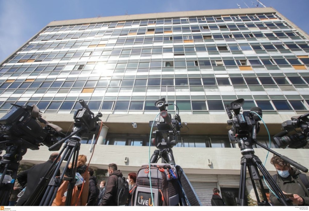 Κουκουλοφόροι επιτέθηκαν σε απόφοιτους του ΑΠΘ ενώ έπαιζαν “Πέφτει η νύχτα στο Παλέρμο” στο campus