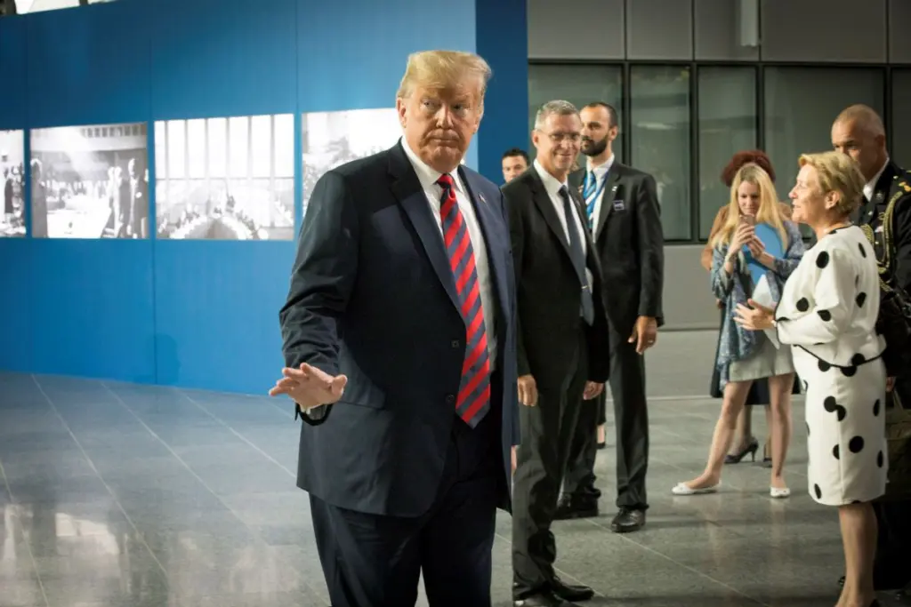 Παραδόθηκε στο FBI πρώην σύμβουλος του Τραμπ μετά τις ποινικές καταγγελίες για την επίθεση στο Καπιτώλιο