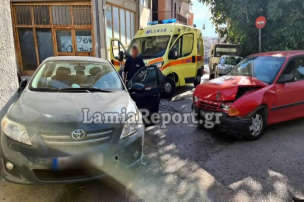 Γερό τρακάρισμα στη Λαμία – 86χρονος εμβόλισε αυτοκίνητο σε κεντρικό σημείο