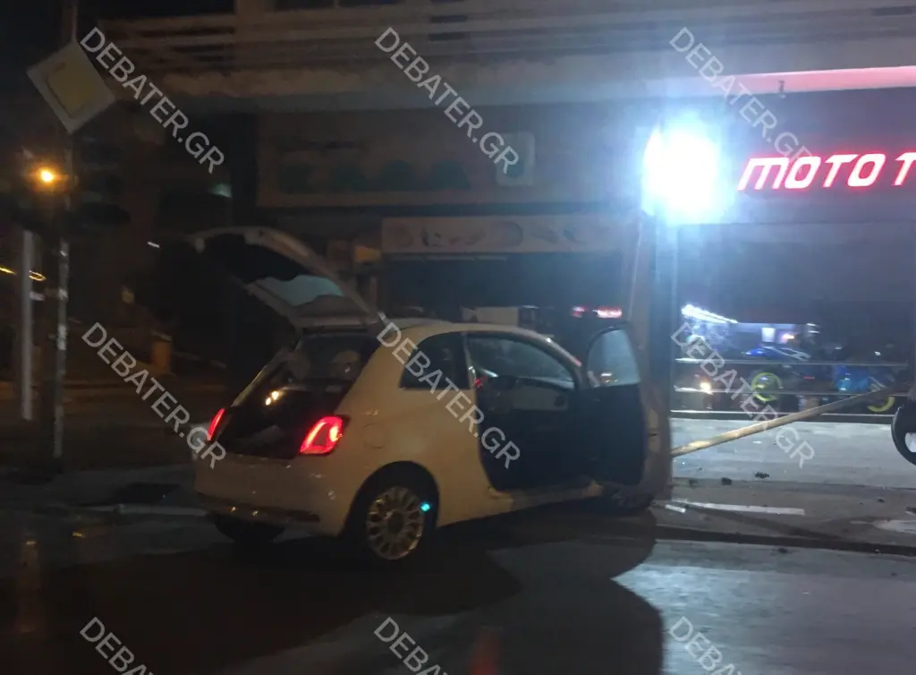 Σφοδρό τροχαίο στην Αγία Παρασκευή – Αυτοκίνητο “καρφώθηκε” σε στύλο (pics)