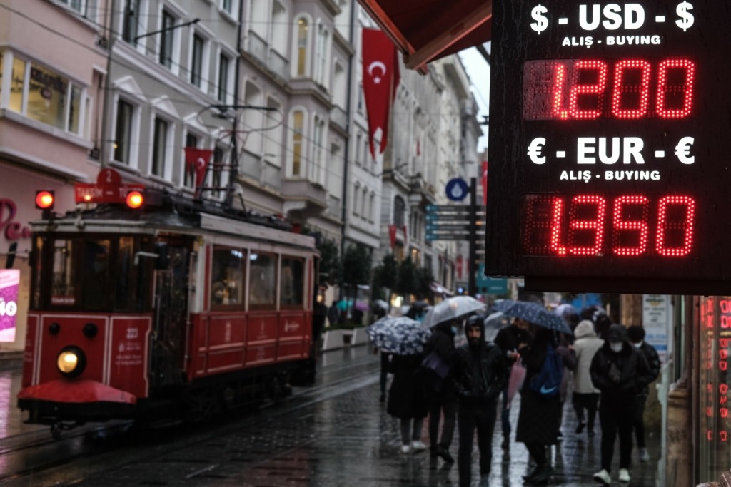 Οργή λαού κατά Ερντογάν – Οι πολίτες βγήκαν στο δρόμο και ζητάνε παραίτηση (vids)