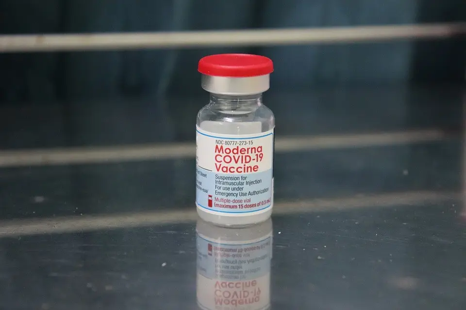 Αίτημα της Moderna στον FDA για έγκριση δεύτερης ενισχυτικής δόσης