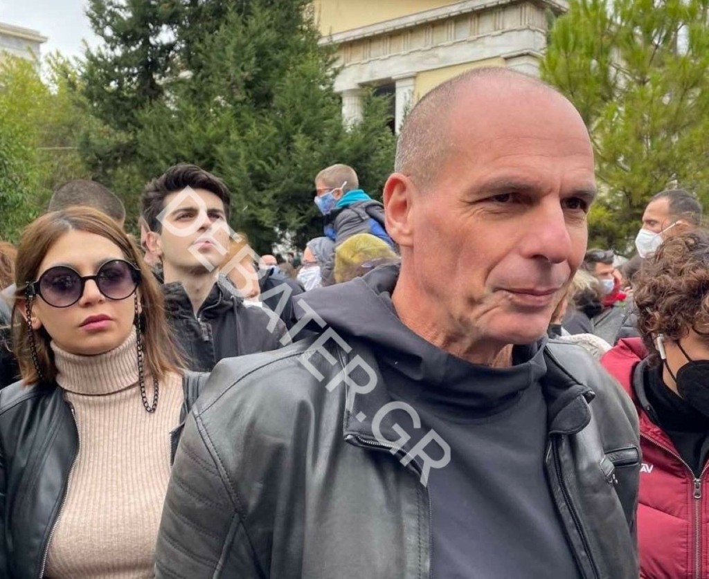 Στεφάνι κατέθεσε ο Βαρουφάκης – “Το Πολυτεχνείο είναι αγκάθι για την ολιγαρχία” (vid)