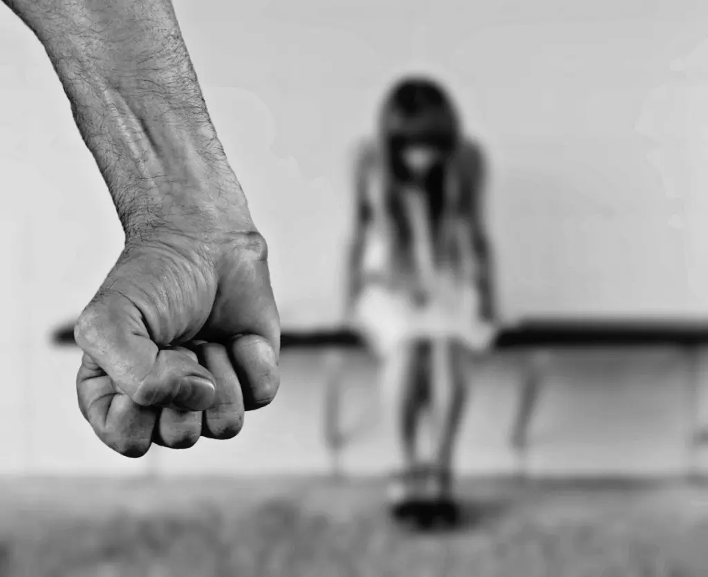 “Θα γίνεις άλλη Καρολάιν” – Απίστευτη απειλή προς τη σύζυγό του