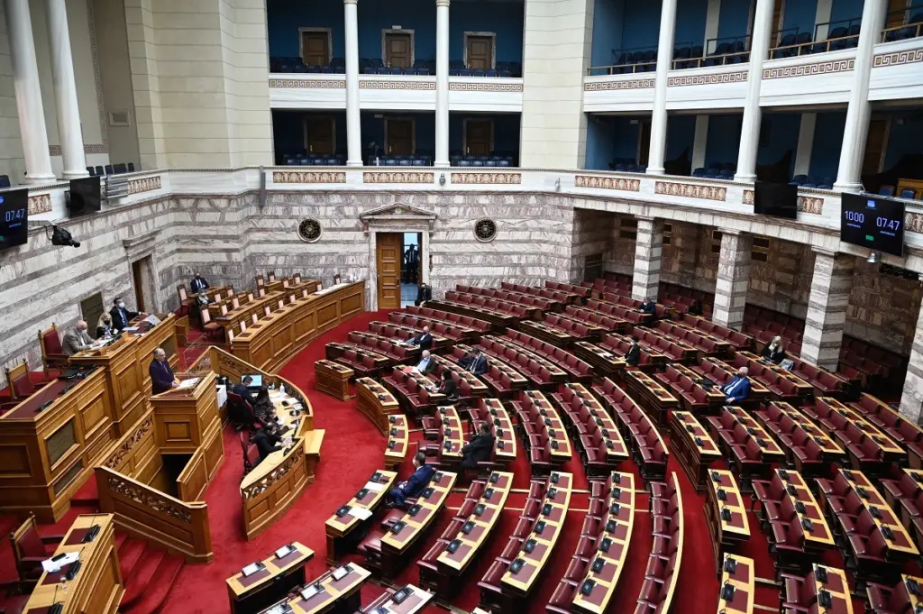 Υπερψηφίστηκε στη Βουλή η τροπολογία για την τρίμηνη διάρκεια του πιστοποιητικού νόσησης