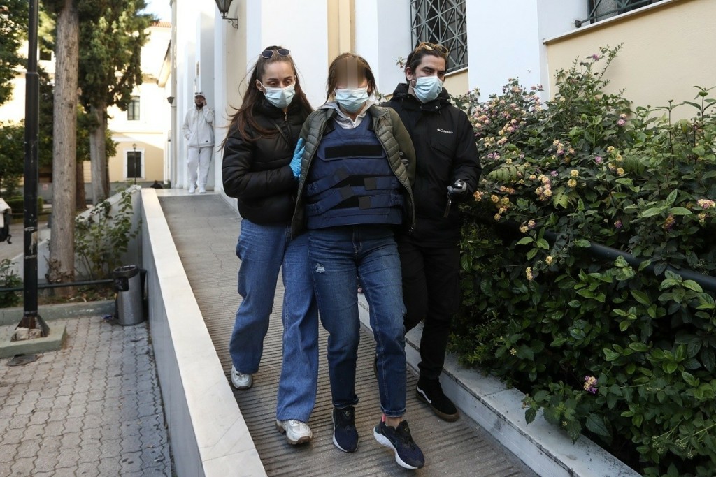 Το “άσπρο μαύρο” κάνει η 49χρονη εικαστικός – “Το όπλο ήταν του γιατρού, απείλησε να με σκοτώσει”