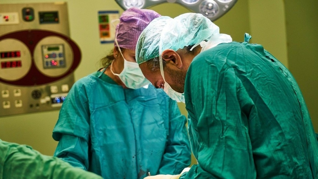 Αντιδράσεις από τους γιατρούς για την οδηγία να μειωθούν τα τακτικά χειρουργεία στο ΕΣΥ – Τι απαντά η Γκάγκα (vid)