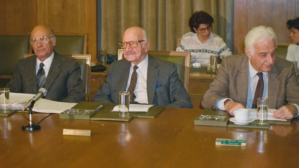 Σαν σήμερα το 1989 ο Ξενοφών Ζολώτας σχηματίζει οικουμενική κυβέρνηση