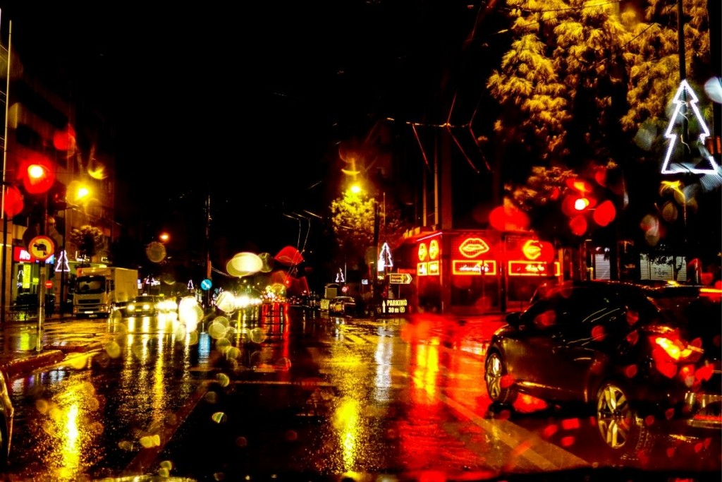 “Άνοιξαν” οι ουρανοί στην Αττική – Διακοπή κυκλοφορίας σε μεγάλους δρόμους της Αθήνας