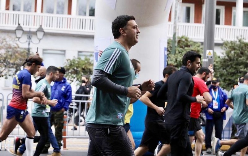 Τρέξε, Βασίλη τρέξε! Η Τζένη Μπαλατσινού αποθεώνει τον σύζυγό της στον Μαραθώνιο (pics)