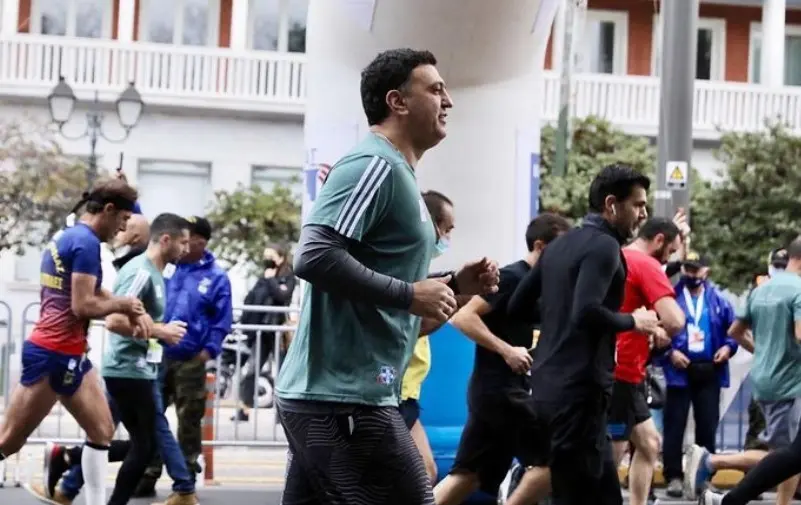 Τρέξε, Βασίλη τρέξε! Η Τζένη Μπαλατσινού αποθεώνει τον σύζυγό της στον Μαραθώνιο (pics)
