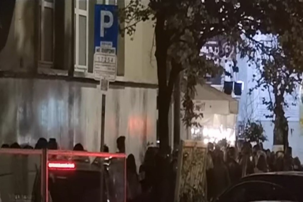 Απίστευτη ουρά σε θέατρο της Θεσσαλονίκης – Οι αυστηροί έλεγχοι καθυστέρησαν την παράσταση (vid)