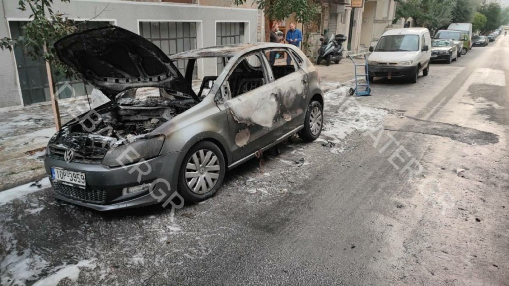 Στις φλόγες τυλίχθηκε αυτοκίνητο στην Καλλιθέα (pics)