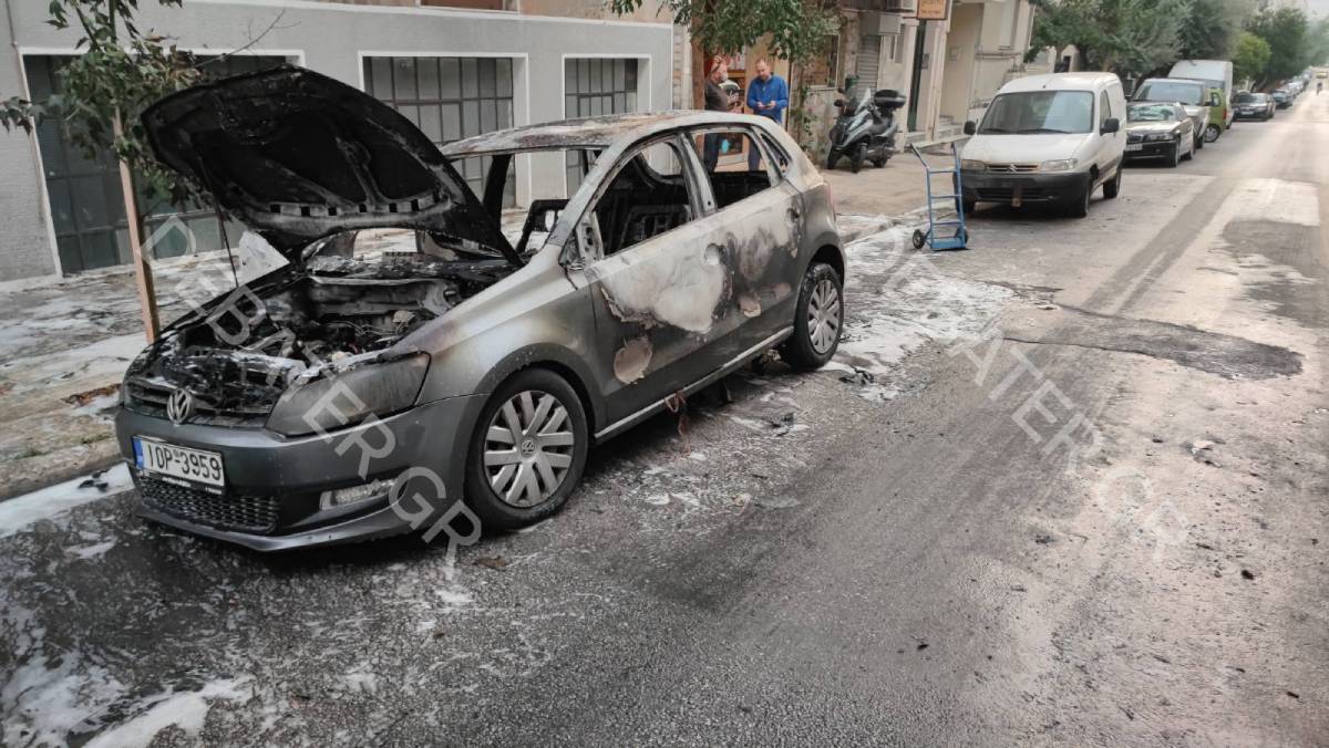 Στις φλόγες τυλίχθηκε αυτοκίνητο στην Καλλιθέα (pics)