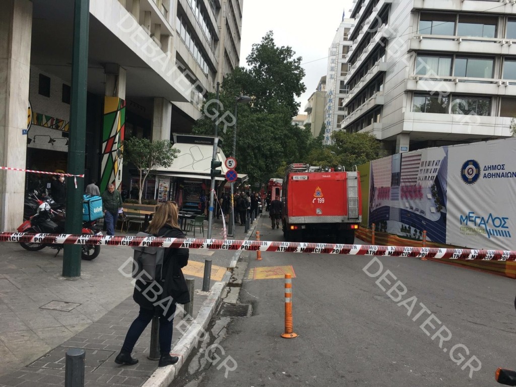 Φωτιά σε μαγαζί στη Μητροπόλεως, δίπλα στο υπ. Οικονομικών (pics&vid)