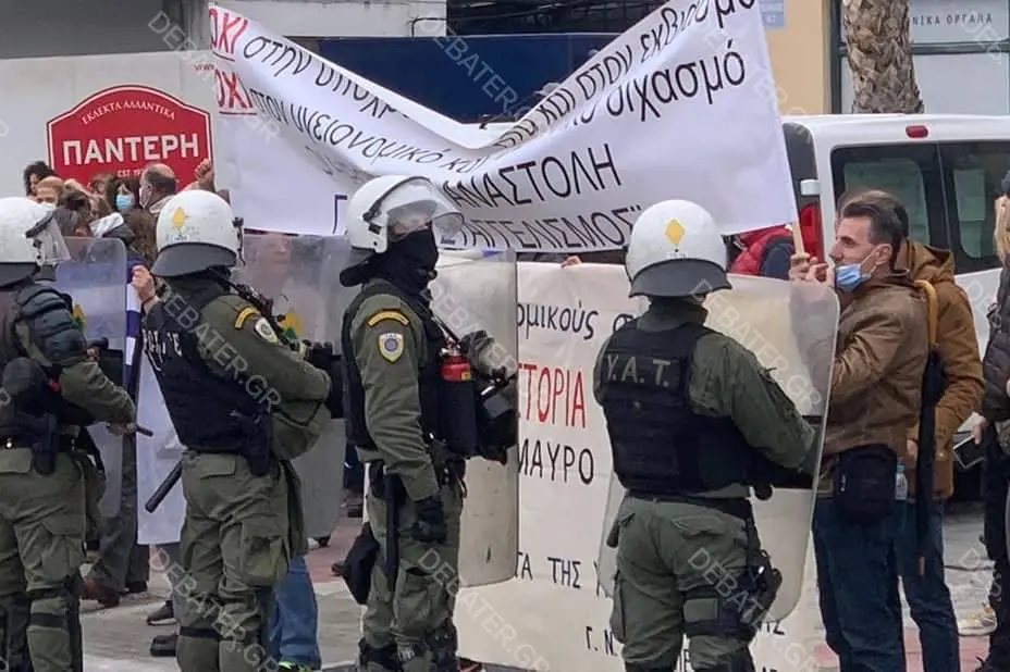 Διαμαρτυρία ανεμβολίαστων υγειονομικών έξω από τα γραφεία της ΝΔ (pic)