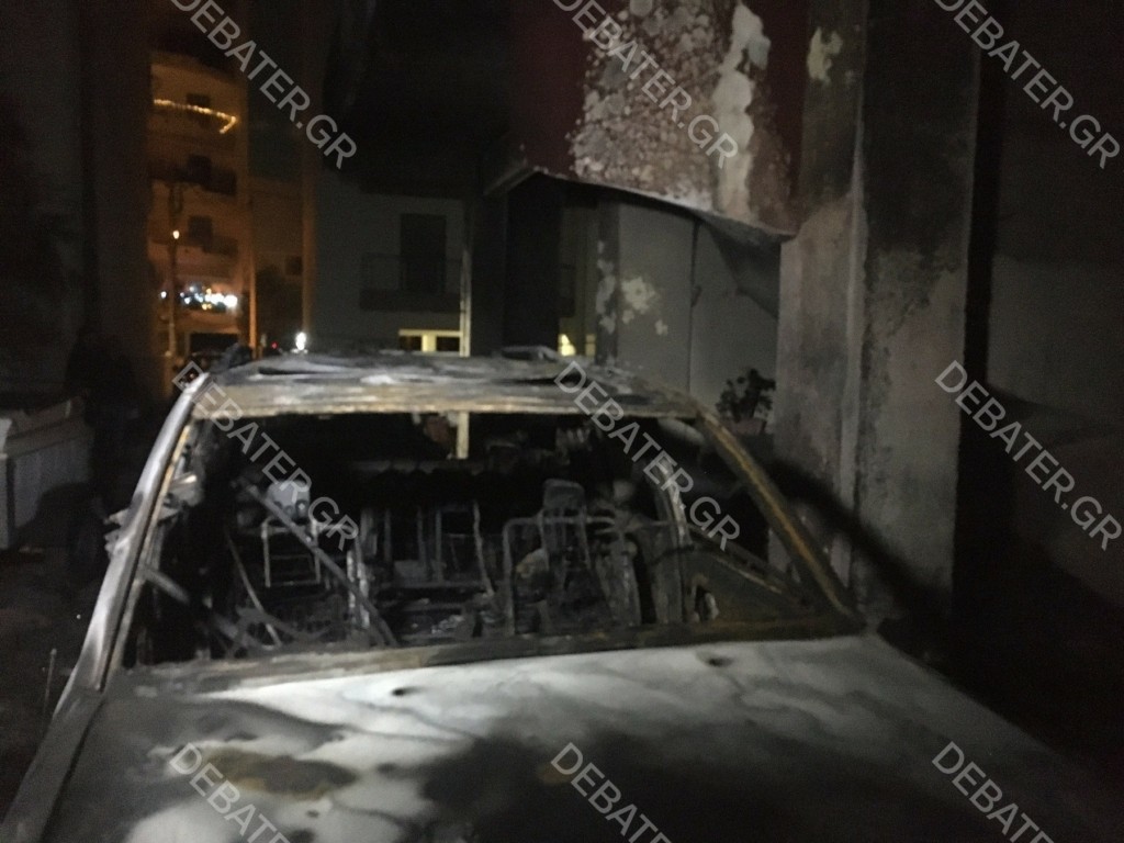 Φωτιά σε πυλωτή πολυκατοικίας στο Μενίδι – Κάηκαν ολοσχερώς 5 αυτοκίνητα (pics&vid)